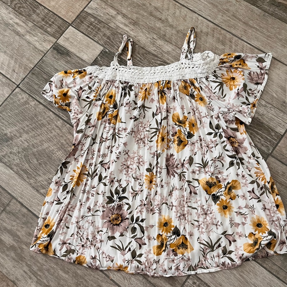 Flowered Torrid size 0 off the shoulder adjustable straps